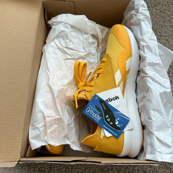 New in box- Reebok classic sneaker size 9 - Picture 2 of 6